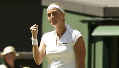 Petra Kvitová slaví postup do 2. kola Wimbledonu.