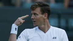 Tomá Berdych slaví postup do druhého kola Wimbledonu.