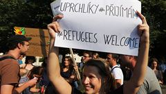 Dorazila i skupinka s opaným názorem. Jejich transparenty uprchlíky vítaly.