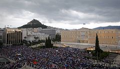 Tisíce lidí na námstí Syntagma ped budovou parlamentu.