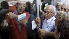 Penzisté se domáhají vstupu do poboky Národní banky na Krét.