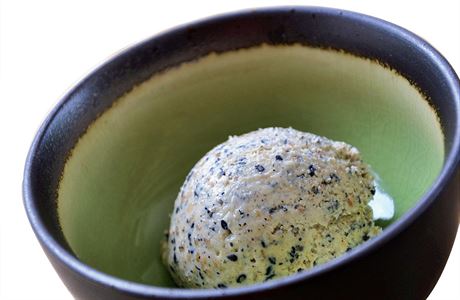 Sezamov zmrzlina s ernm sezamem