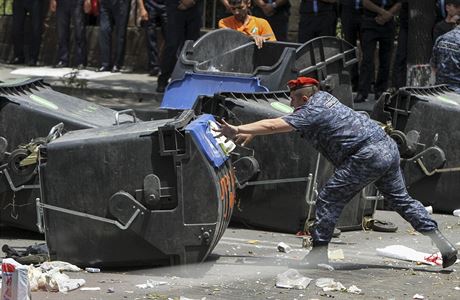 Arméntí policisté likvidují barikády, kteí demonstrující postavili v centru...