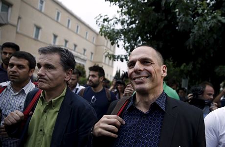 Nový ecký ministr financí Euclid Tsakalotos (vlevo) spolu se svým pedchdcem...