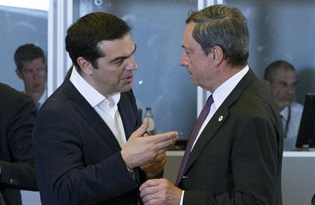 ecký premiér Alexis Tsipras hovoí s lídrem Evropské centrální banky, Mariem...