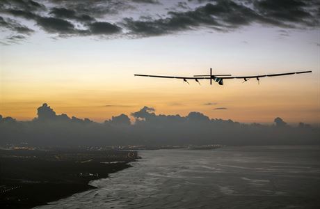 Solar Impulse 2 pi pistání na Havaji.