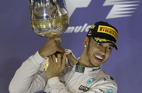 Lewis Hamilton s trofejí pro vítze Velké ceny Bahrajnu.