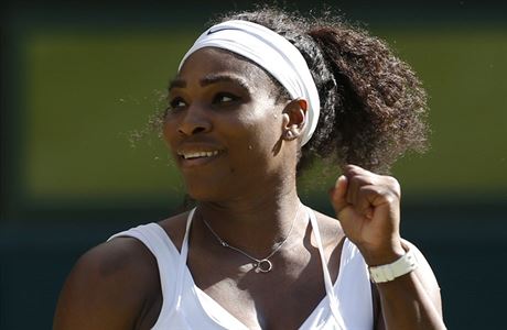 Serena Williamsová se raduje z postupu do finále Wimbledonu.