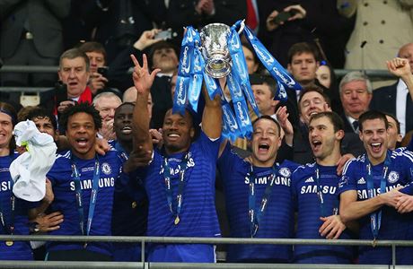 Fotbalisté Chelsea se radují ze zisku ligového poháru.