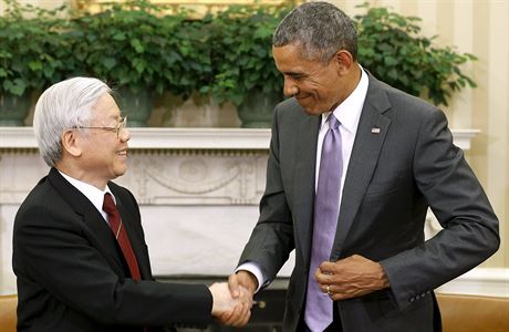 Smen. f vietnamskch komunist Nguyen Ph Trong se zdrav s Barackem...