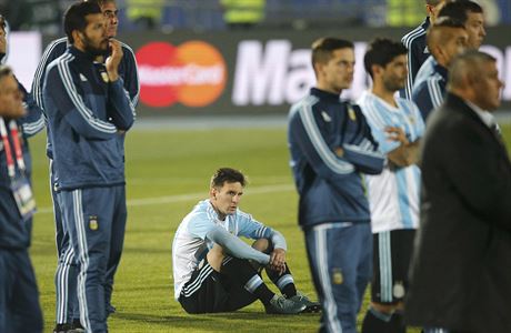 Messi neproil dobrý den. Jeho tým padl, rodinu napadli fanouci.