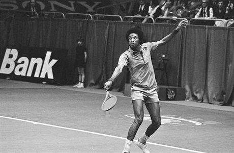 Arthur Ashe na turnaji v Rotterdamu v roce 1975. V tomto roce ovládl i...