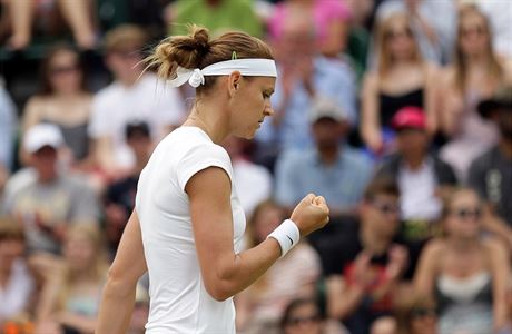 Jedno z mála vítzných gest Lucie afáová v osmifinále Wimbledonu.