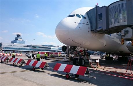 Airbus A380 spolenosti Emirates v Praze 1. 7. 2015 u pleitosti ptho...