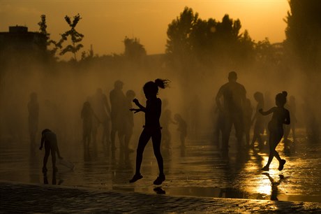 Děti si hrají u fontán v Madridu. Ve Španělsku se teploty vyšplhaly na 40...