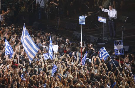 ecký premiér Tsipras v Atenách káe davm