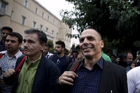 Nový řecký ministr financí Euclid Tsakalotos (vlevo) spolu se svým předchůdcem...