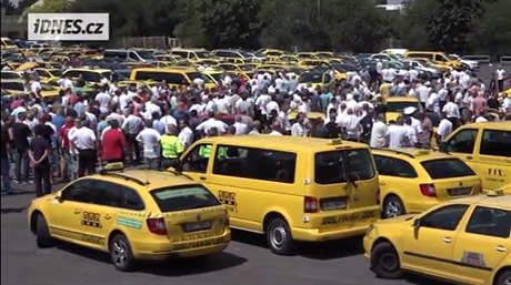 Taxikáři protestují proti návrhům primátorky Krnáčové.