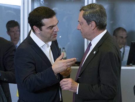 ecký premiér Alexis Tsipras hovoí s lídrem Evropské centrální banky, Mariem...