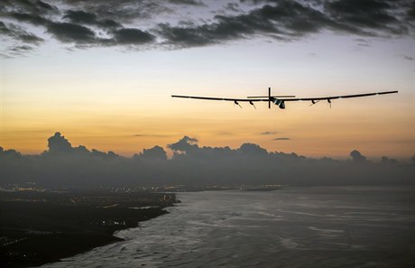 Solar Impulse 2 při přistání na Havaji.