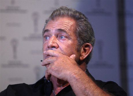 Mel Gibson natáčí pořad Na Plovárně za přítomnosti dvanácti set diváků.