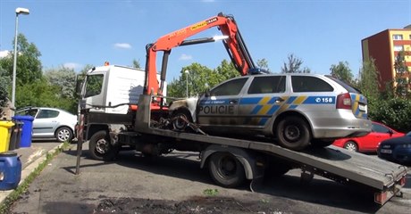 Neznámý há zapálil v Praze policejní auto