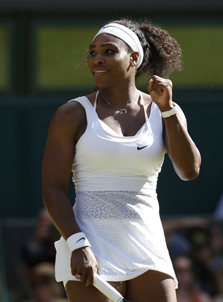 Serena Williamsová se raduje z postupu do finále Wimbledonu.