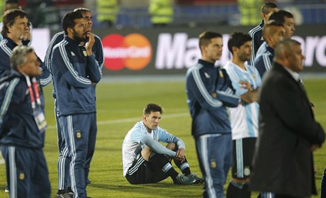 Messi neproil dobrý den. Jeho tým padl, rodinu napadli fanouci.