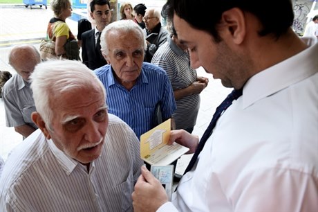 Řecké banky otevřely, aby si důchodci mohli vybrat peníze. U vstupu se ale...