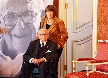 Nicholas Winton pi slavnostním pedání ádu bílého lva 28. íjna 2014.