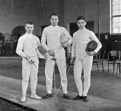 V roce 1933 mladý Nicholas Winton (vpravo) získal pilotní průkaz, závodně...