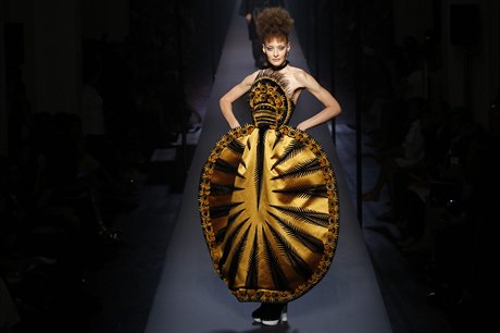 Z přehlídky Jeana Paula Gaultiera věnované vysoké krejčovině na fashion weeku v...