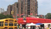 McDonald na kiovatce ulic Malcom X Blvd a 132nd Street v ernosk sti...
