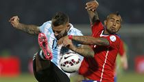 Souboj o m. Nicolas Otamendi (vlevo) vs. Arturo Vidal.