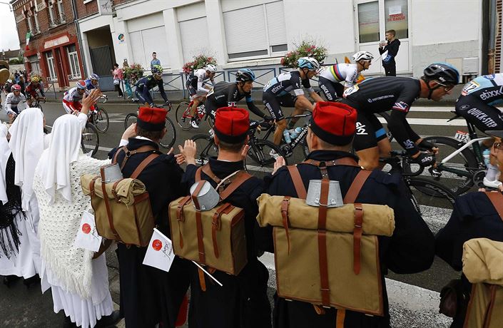 N�kte�í diváci se oblékli jako francouz�tí vojáci z 1. sv�tové války a...