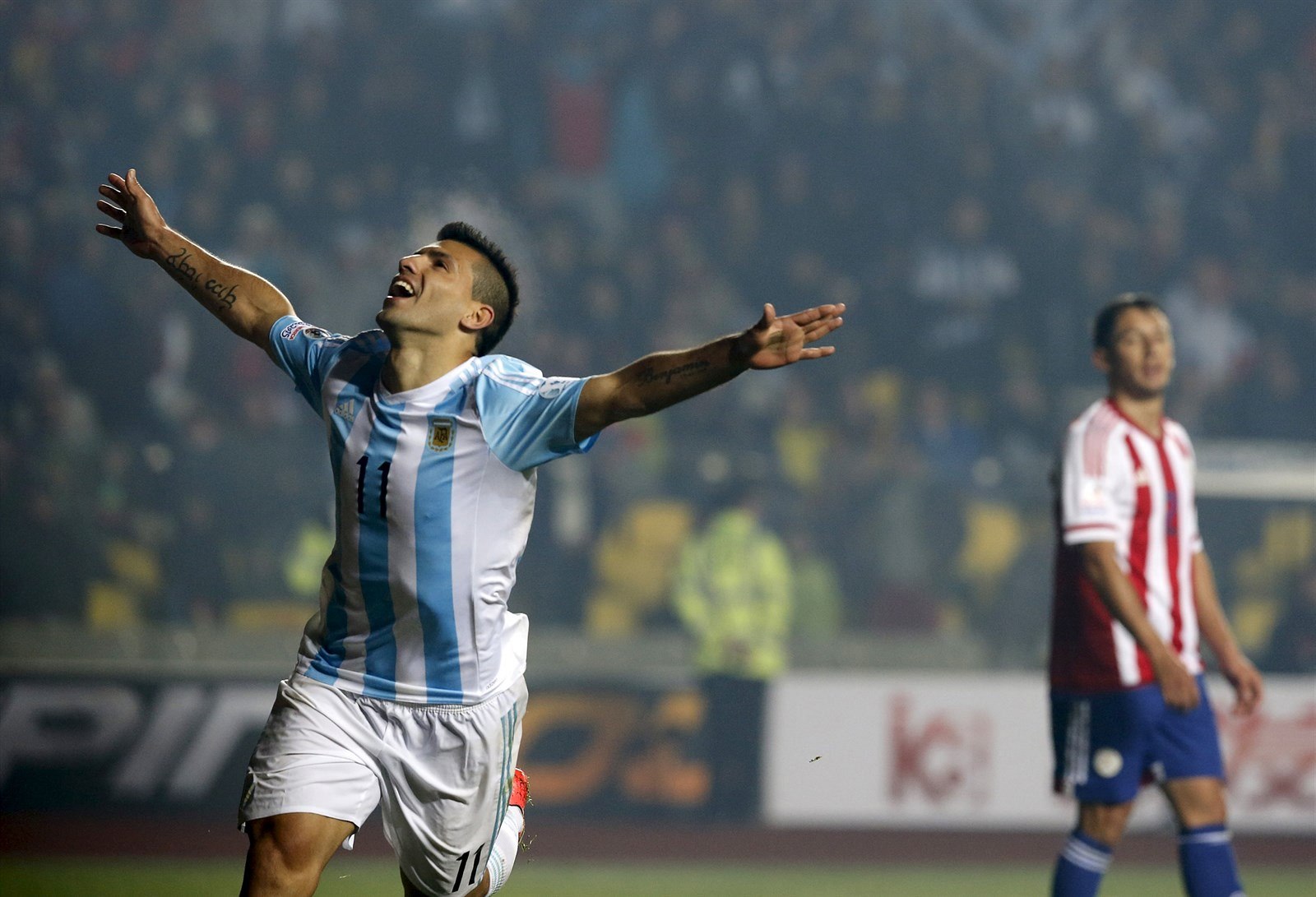 Hrá� Argentiny Sergio Aguero se raduje z vst�eleného gólu v semifinálovém...