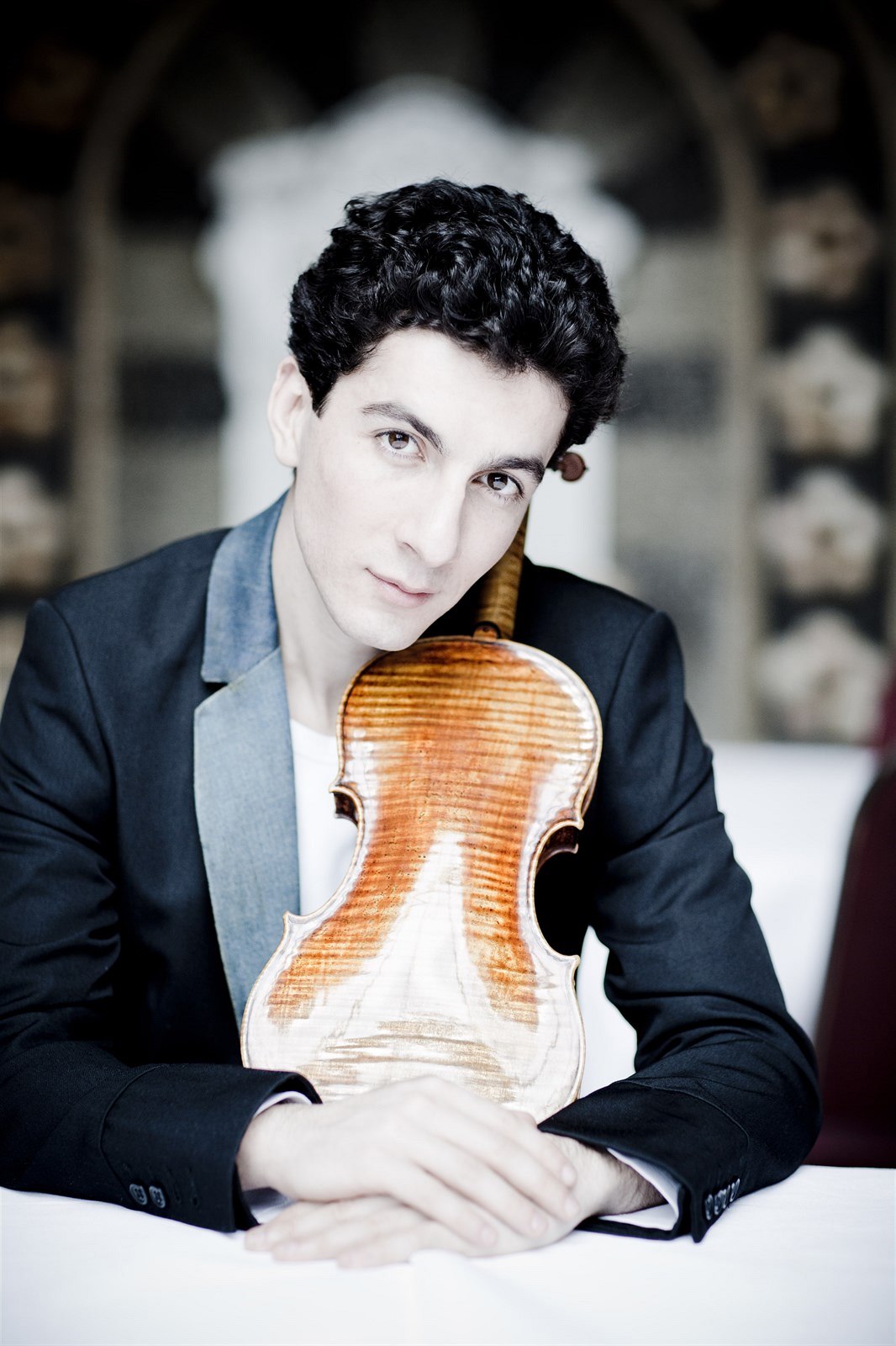 Houslista Sergej Cha�atrian (San Francisco Symphony Youth Orchestra).