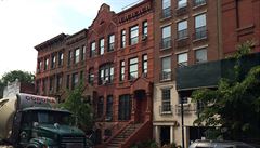Klasické brownstony na západní části 122nd Street v černošské části Harlemu. | na serveru Lidovky.cz | aktuální zprávy