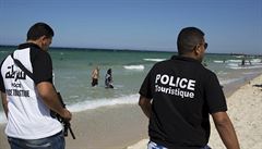 Speciálně nasazení policisté hlídají pláže.
