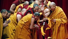 Dalajlama zdraví tibetské mnichy