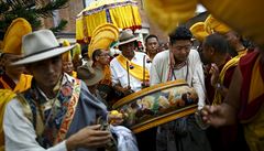 Tibeané v tradiních odvech slaví dalajlamovy narozeniny v nepálském Kathmandu