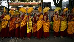 Tibettí mnii se zapojují do oslav narozenin svého duchovního vdce