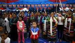 Tibeané v Nepálu na shromádní k dalajlamovým narozeninám