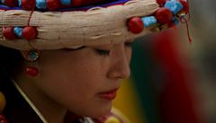Tibeanka se modlí v den dalajlamových narozenin