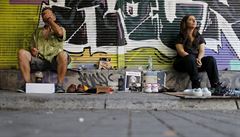 Pouliní prodejci v centru Atén ekají na zákazníky. Tch je vak stále mén.