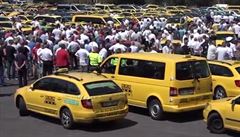 Taxiki v Praze demonstrovali proti Krnov. Zkomplikovali dopravu