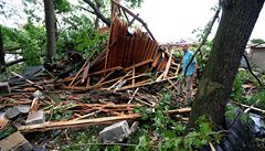 Obyvatelé Oseka na Teplicku odklízeli 8. ervence spadlé stromy po silné bouce...