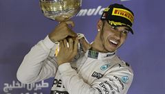Lewis Hamilton s trofejí pro vítze Velké ceny Bahrajnu.