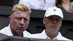 Písný pohled. Boris Becker (vlevo) sleduje výkon svého svence Novaka...