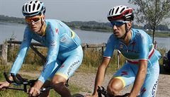Jezdci stáje Astana. Lars Boom (vlevo) a Vincenzo Nibali